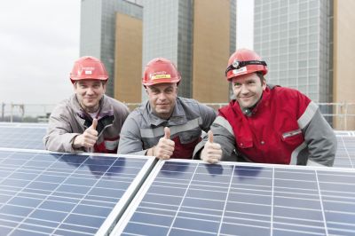 enercity - Elektriker mit PV-Anlage auf dem Dach des UW Linden 2012-12-20